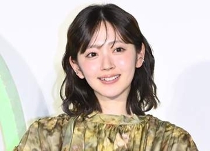 「久々にお腹を出しました」鈴木愛理　最強ビジュの肩出しオフショに反響続々「脚なっっっが！！」「クシュッとした笑顔が」