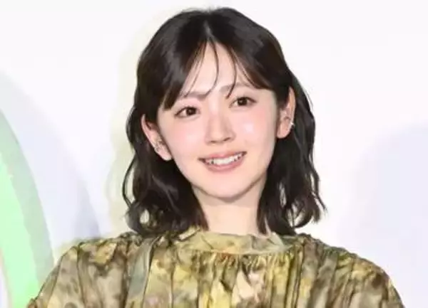 「久々にお腹を出しました」鈴木愛理　最強ビジュの肩出しオフショに反響続々「脚なっっっが！！」「クシュッとした笑顔が」