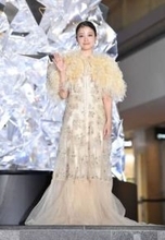 橋本環奈　きらめくドレス＆ブーケで登場　透明感抜群メークと豪華衣装がエレガント　美の秘訣も明かす