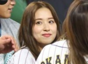 夫はWBC日本代表・元乃木坂2児ママ　4歳長男とミュージカルに　ほぼすっぴん＆好感度大シャツ姿で優しい笑顔