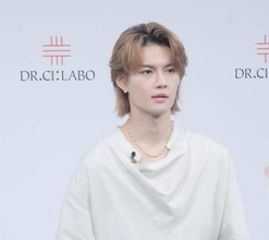 佐野勇斗　サービス精神旺盛に次々ヒット曲ポーズ披露、拍手起こり思わず照れ笑い　書道6段の実力も披露