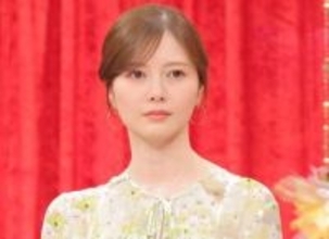 白石麻衣が「みぎわさん」に！　三つ編み＆メガネ姿のCMオフショ「何やってもめっちゃ可愛い」「花輪くん振り向く！」