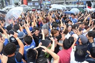 W杯初戦、価値ある劇的ドローに渋谷スクランブル交差点が大熱狂　通勤途中のサラリーマンも入り交じってハイタッチ