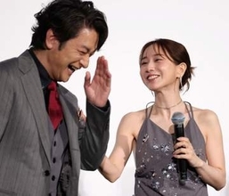 妊娠公表の田中みな実　10cm超ヒールでも背筋ピン！　彫刻的ヒールの足元、柴咲コウも同シリーズの靴で1週間前に登壇していた