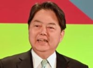 林総務大臣を「表敬訪問」した元国民的アイドル34歳　一見パンツスーツ…実はおしゃれ満載　1児ママ、実業家の顔も