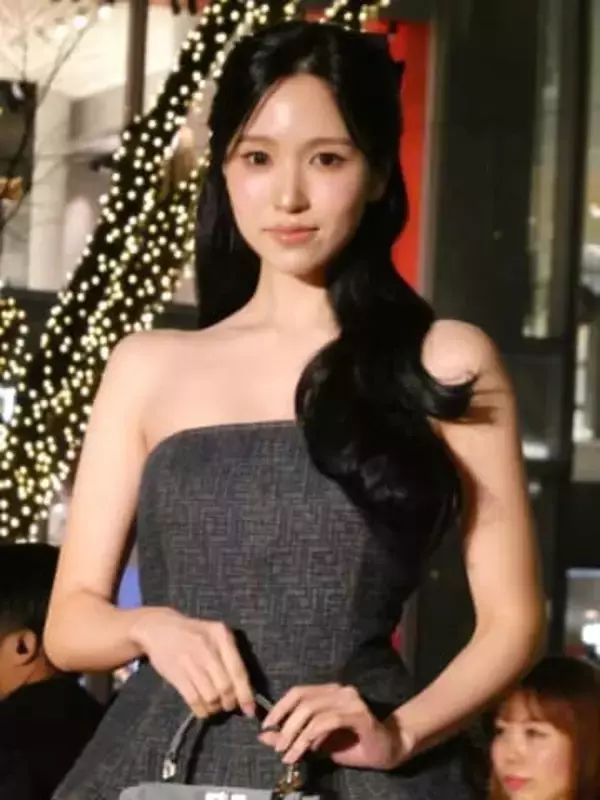 TWICE・MINAに表参道が騒然　FENDIの肩出しミニドレスで降臨！「ラブリーにしてきました♥」