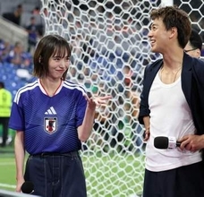 W杯竹内涼真の隣で注目の女優　驚異の9頭身でJ開幕戦に現る！「近くの席でサッカーどころではなかった」証言も