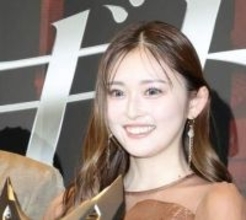 意外と高身長な芸能人1位→美人タレント、185cm要潤と並んでも均整とれてた　シースルー衣装が映える　仮面ライダー舞台挨拶