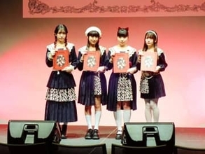 Adoプロデュースのレトロホラーアイドル・ファントムシータが初写真集イベント　もな「いきなり紙で発売できることをとってもうれしく思う」