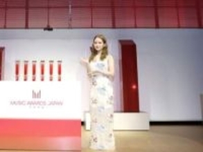 ええっ　畑芽育　突然別人の最強ビジュでイベント現れ騒然　中島健人の隣に、美白の透明感がすごっ「ディズニープリンセスそのもの」「圧倒される」「髪色変えてる」