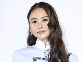 3人の子全員英国留学の滝沢眞規子　次女が高校卒業→正装ドレスの輝きエグい！「私達のミューズ」「素敵ママにうっとり♥」伝統と格式の建物