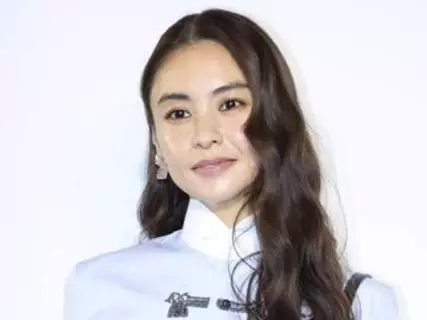 3人の子全員英国留学の滝沢眞規子　次女が高校卒業→正装ドレスの輝きエグい！「私達のミューズ」「素敵ママにうっとり♥」伝統と格式の建物