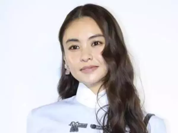 3人の子全員英国留学の滝沢眞規子　次女が高校卒業→正装ドレスの輝きエグい！「私達のミューズ」「素敵ママにうっとり♥」伝統と格式の建物