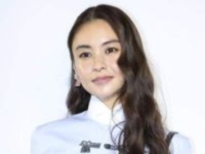 3人の子全員英国留学の滝沢眞規子　次女が高校卒業→正装ドレスの輝きグい！「私達のミューズ」「素敵ママにうっとり♥」伝統と格式の建物