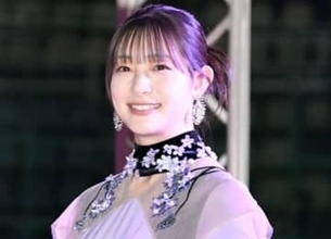 足立梨花「うすめ前髪の正解がわからん」美デコルテショットで魅了　「お肌プルプル～」「やばいって」