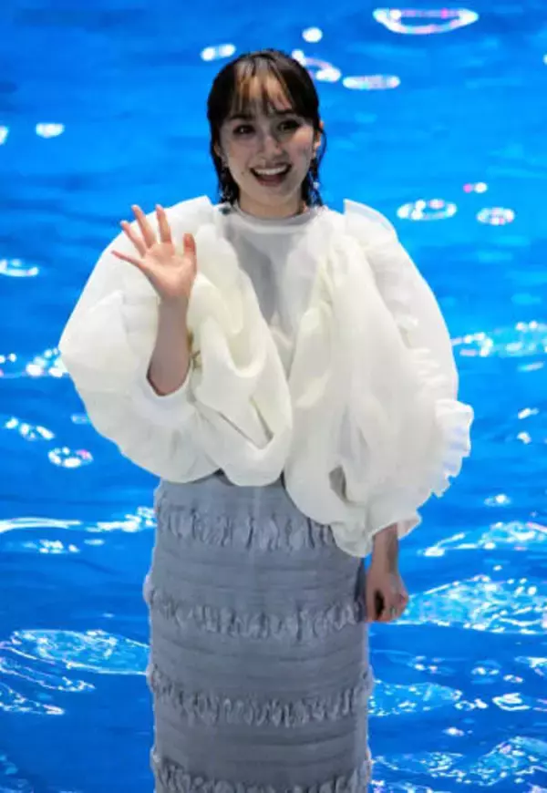 ももクロ百田夏菜子　サプライズ登場で水族館騒然　イルカともコラボ「気持ちがつながった」と笑顔