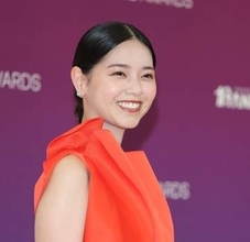 海外セレブ感！気品の立体ドレスで別格オーラの人気女優が授賞式登場　3日前とのギャップが凄すぎる