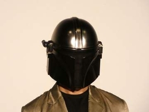 一体誰だ…？　ヘルメットをかぶったまま舞台挨拶　異例の登場「この場に立てて感無量です」正体は50歳トップ俳優