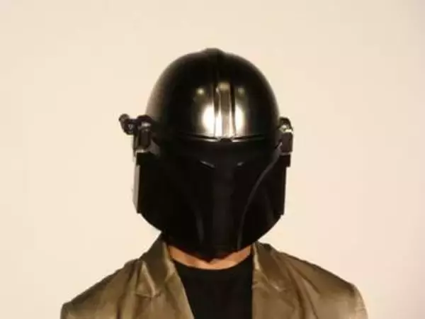 一体誰だ…？　ヘルメットをかぶったまま舞台挨拶　異例の登場「この場に立てて感無量です」正体は50歳トップ俳優