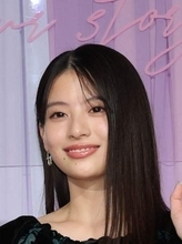 ええっ、9頭身ある！　出口夏希、最強シルエットが浮かぶ凄いドレスで現る　腰の位置が高っ！　北村匠海との小顔並びが凄い