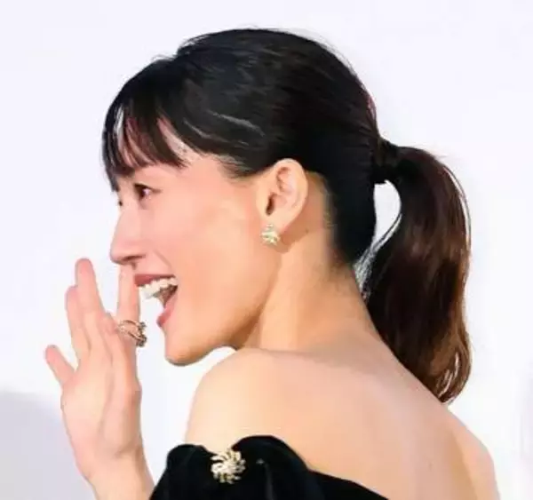 うわっ「美の暴力w」再来　綾瀬はるか、凄い黒チューブで舞台挨拶に現る　会場騒然、破壊力がすぎる　ネット降参「とても41歳には」「可愛いのなんのって」