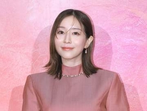 妊娠公表の田中みな実　10cm超ヒールで堂々登壇　後ろ凄い！ドレス、お腹もふっくらに　松岡茉優が手を差し伸べ段差エスコート