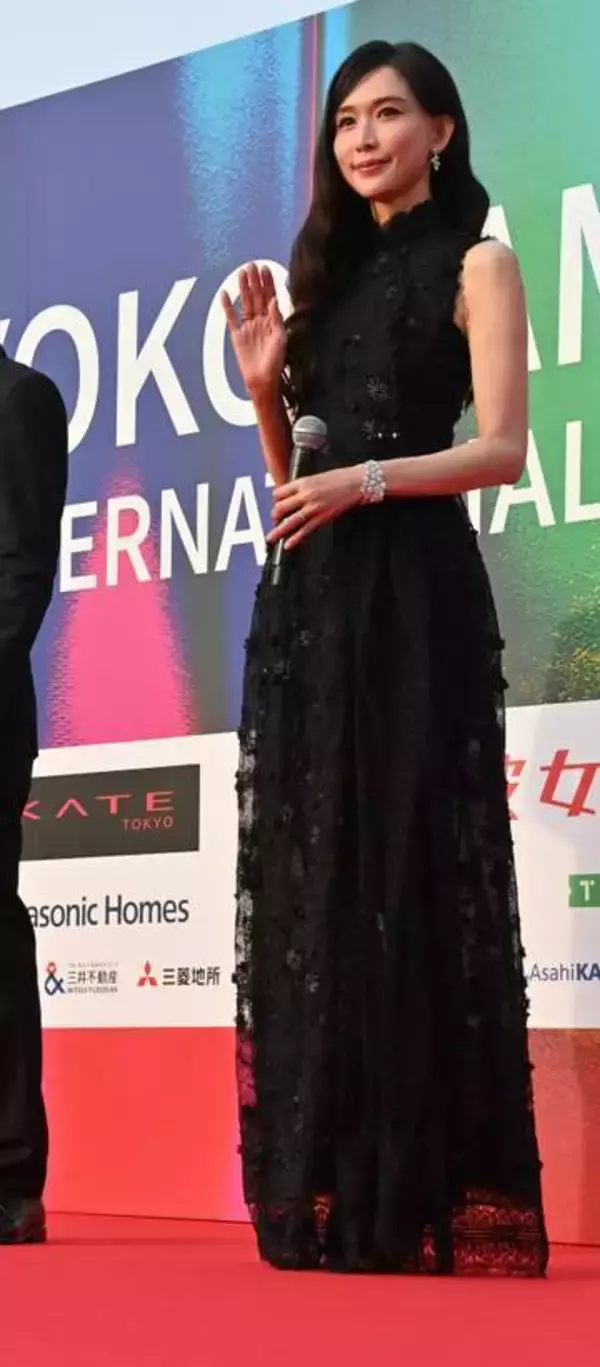 奇跡の51歳リン・チーリン　麗しきおみ足を惜しげもなく披露「ハロー、ウフフ。こんにちはチーリンです」　横浜国際映画祭レッドカーペット