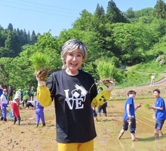 小林幸子が山古志で田植え作業　「今は“若い者には巻かれろ”という言葉が好き」と中高生が考えるおにぎり開発の新企画に期待