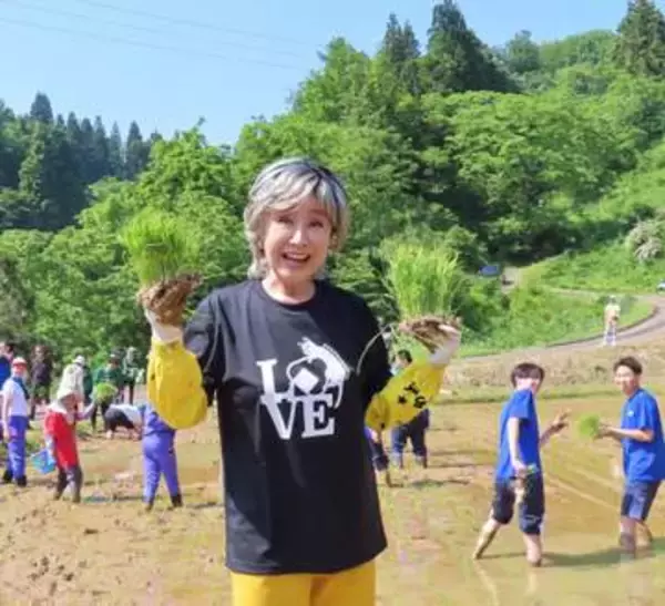 小林幸子が山古志で田植え作業　「今は“若い者には巻かれろ”という言葉が好き」と中高生が考えるおにぎり開発の新企画に期待