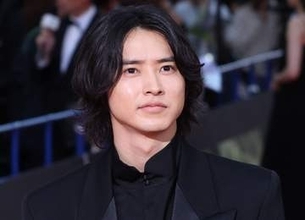 「どこかの国の王子様」「すごい歓声！」最強ビジュでパリコレ姿の日本トップ俳優　現地人気に驚き続々「とにかくカッコイイ♥」「どんどんBIGに」