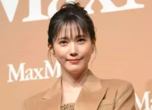 本田翼　長すぎる足にハイソックス　女優の凄い冬私服に衝撃「メロつく人続出でしょ」「かわいいの天才」