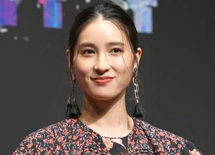 見惚れる美しさ【水9】テーブルに足あげドス声！68歳長身女優の凄い姿に騒然「雰囲気が別格」「カッコイイ」「迫力が流石すぎる」「めっちゃ綺麗」