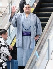 帯の位置が高っ！大相撲パリ公演に人気女優　174cm、モダン着物でひときわ目立つ　バッグや小物使いもさすがのセンス