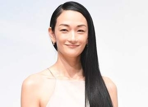 「うわぁぁ！」「産後には見えない！」第2子出産の冨永愛44歳　産後初表紙に騒然「ひれ伏してしまう」「ますますお綺麗」