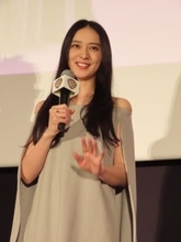 武井咲　美背中まばゆっ！魅惑の肩出しドレスが妖艶すぎて「『るろうに剣心』は自分にとって、帰ってくる場所」