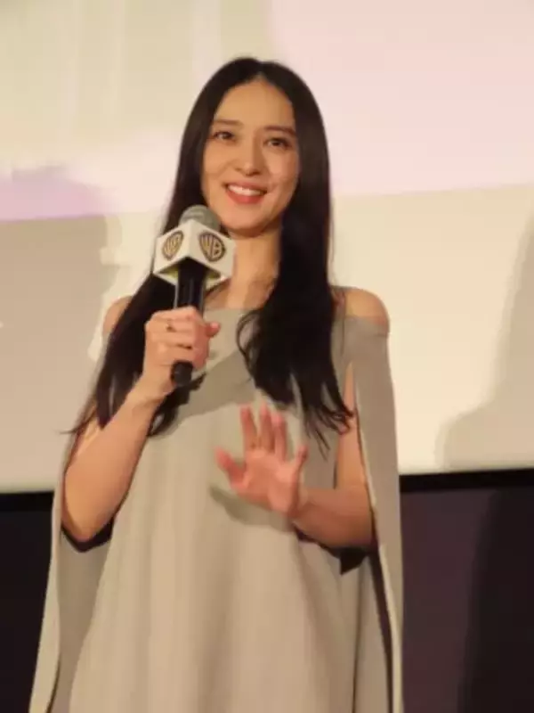 武井咲　美背中まばゆっ！魅惑の肩出しドレスが妖艶すぎて「『るろうに剣心』は自分にとって、帰ってくる場所」