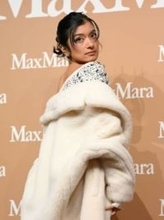 ローラ　大胆ニットで魅せた！美肩＆美脚に会場も超ヒートアップ「最近は茶道、華道にすごくハマっていて」