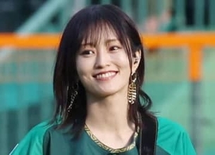 「布足りてない！」山本彩　ギリ前開けたコーデに反響「惚れてまうやろー」「ほんま完璧」