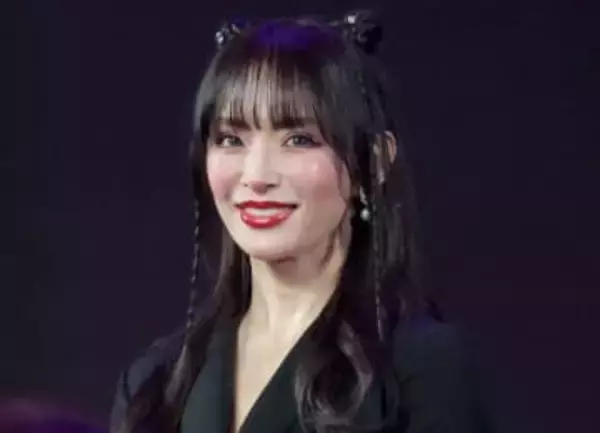 浜崎あゆみ　黒レザー衣装で激細ウエスト披露に「内臓入ってる？？」「ビジュ最高傑作」「何もかもいい」