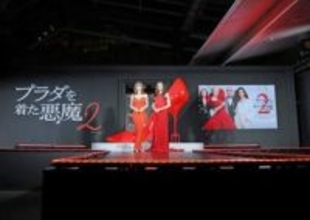 TWICE・MOMO　肩ヒモ大丈夫？！真っ赤な大胆ドレスで堂々ランウエー　SANAは「ネックリボン」でかわいいを演出