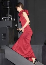 舞台挨拶　173cm女優の肩ひも落ちかけに驚き　早稲田大政経学部卒　細身ドレスの凄いビジュ