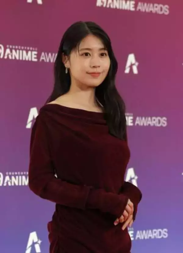 有村架純　圧倒的なドレスで現る　「クランチロール・アニメアワード」