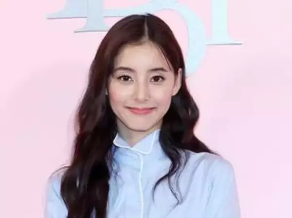 測ったら11頭身！「どこから脚生えてる？長すぎ」人気女優の私服姿に騒然「いやいや長っ」「可愛くて美しすぎる」ベストジーニスト