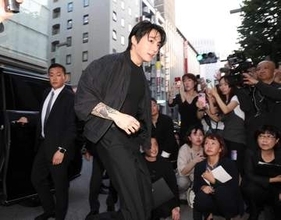 BTSジョングク、銀座に降臨！ファン1500人以上が殺到し、割れんばかりの大歓声　警察出動の騒ぎに