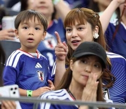 いたっ！W杯スタンドに長友の妻・平愛梨　息子たちもピッチ指さし熱く観戦　指にパパ♥W杯仕様のネイルも光る