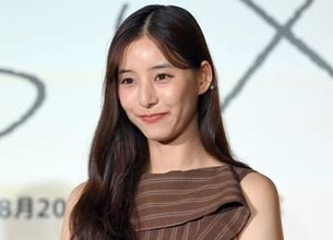 新木優子　流行の頭にスカーフ「真知子巻き」風DIORコーデが「可愛すぎる♥」「南仏感」「かっわ！」反響に
