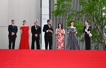 80歳！？　久々に現れた超大物歌手に騒然　舘ひろしの隣にいる　ロマンスグレーのワイルド姿「カッコ良すぎるだろ」「凄いわ」「若すぎる」「こんな80歳いるか？」