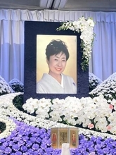 中村玉緒さん通夜　明石家さんまが参列　和田アキ子と言葉交わす　最愛の勝新太郎さんと同じお墓に納骨される予定