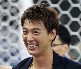 「頭身エグい」「休ませて！」槙野よりデカっ187cm9頭身俳優　試合前から声ガラガラも勝男的返答にSNS沸く「涙袋ぷっくり」スーツ腕まくり＆勝男的白インナー