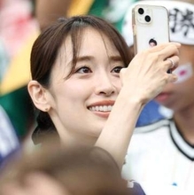 「これほどの美人は」「お人形みたい♥」W杯現地応援で注目の女優、撮影報告　夫は谷口彰悟、高身長の美男美女カップル